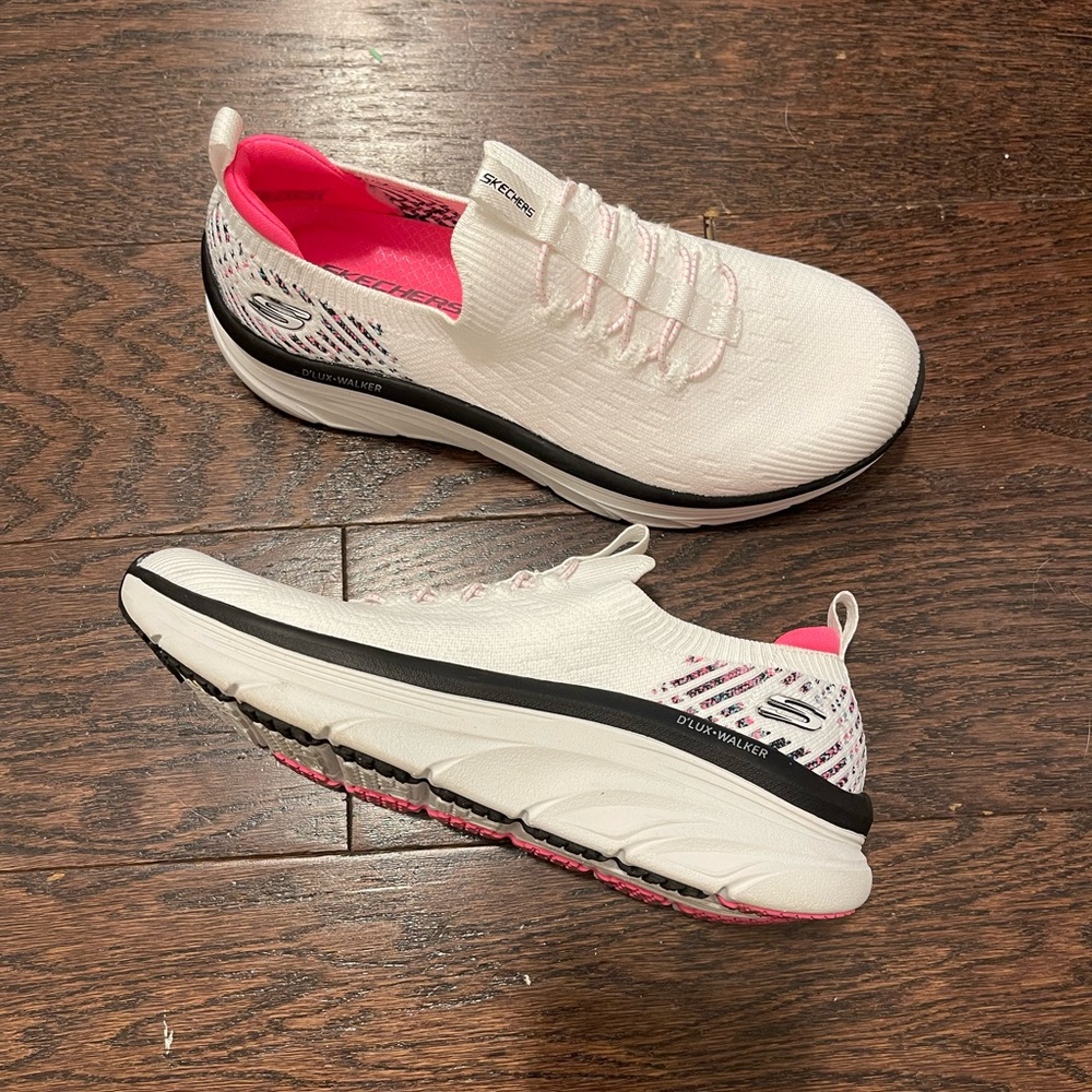 Like new Skechers D’Lux walker shoes